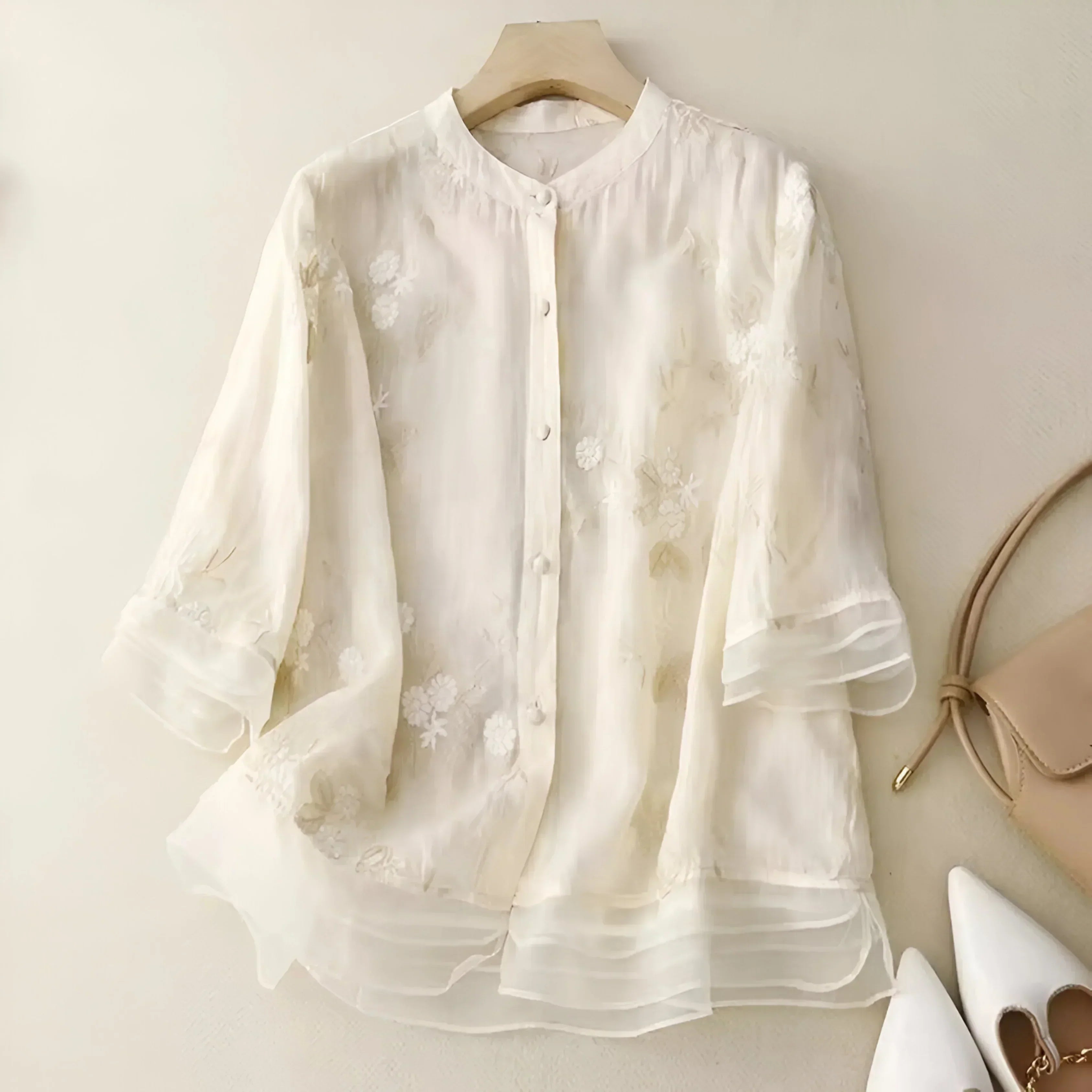 Freja | Broderet Damebluse med Knapper