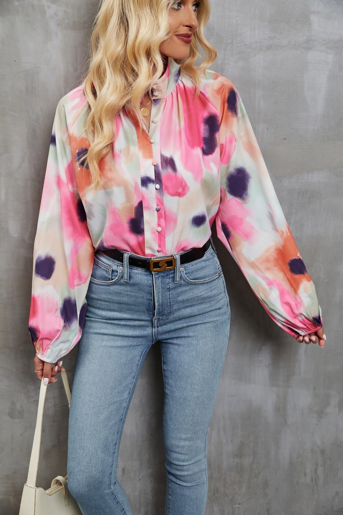 Afslappet bluse med kunstnerisk mønster og komfortabel pasform